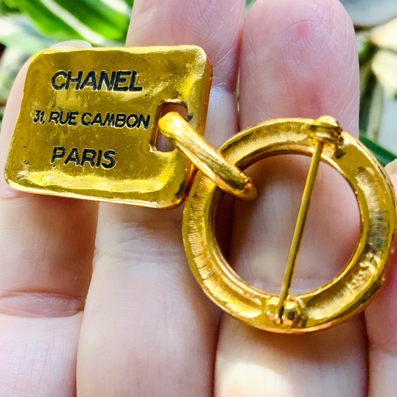 CHANEL VINTAGE BROOCH 31 RUE CAMBON CC LOGO TAG PIN Gold Plated - Code 11-33 - Picture 11 of 14